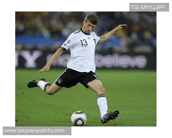 足球明星挑战绕竿技巧视频展现惊人球技与创意表演