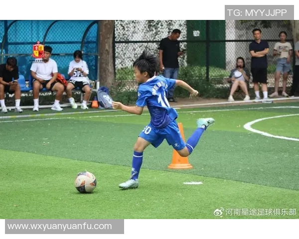 足球明星试训视频揭秘他们的训练技巧与比赛潜力的真实表现