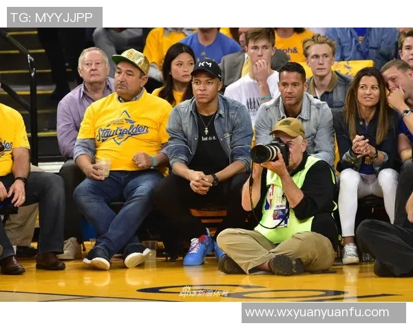 去看篮网的足球明星与球迷互动的精彩瞬间与背后的故事