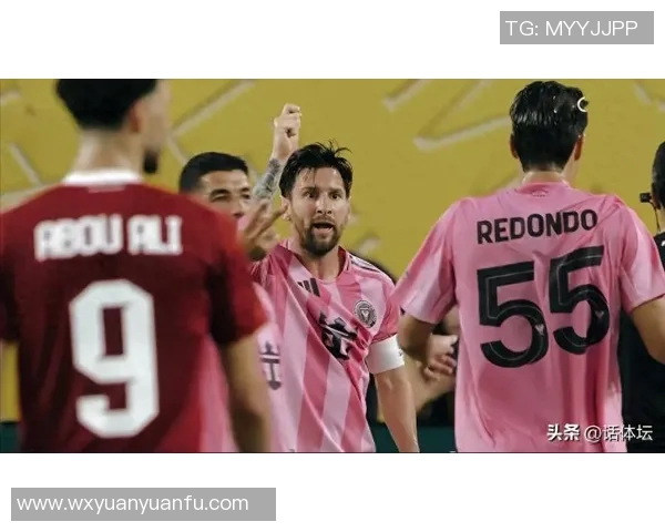 足球明星拍照时意外现身引发粉丝热议瞬间成焦点